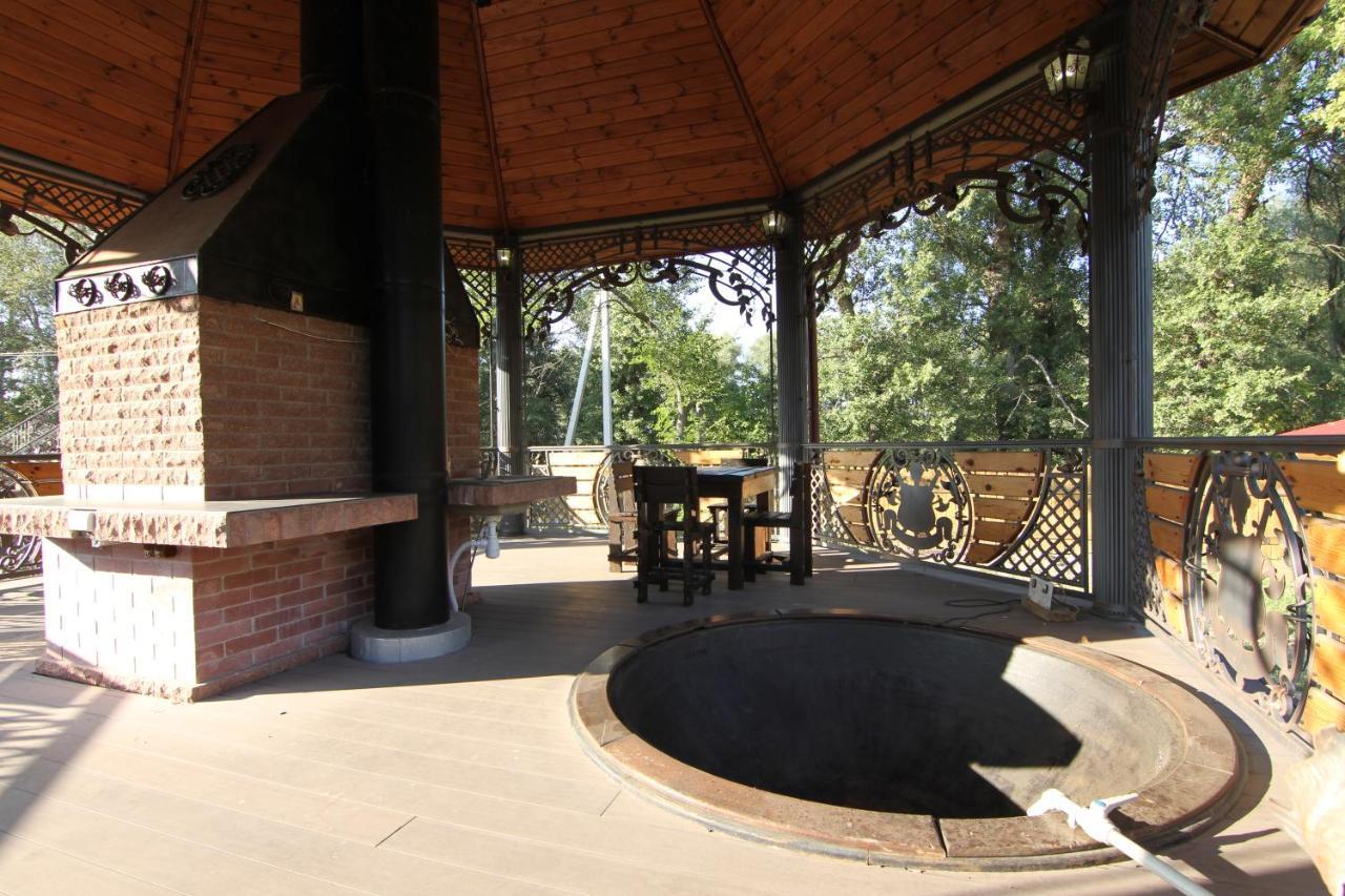 Загородный Комплекс Fort Pirnov Park Pirnove Bagian luar foto