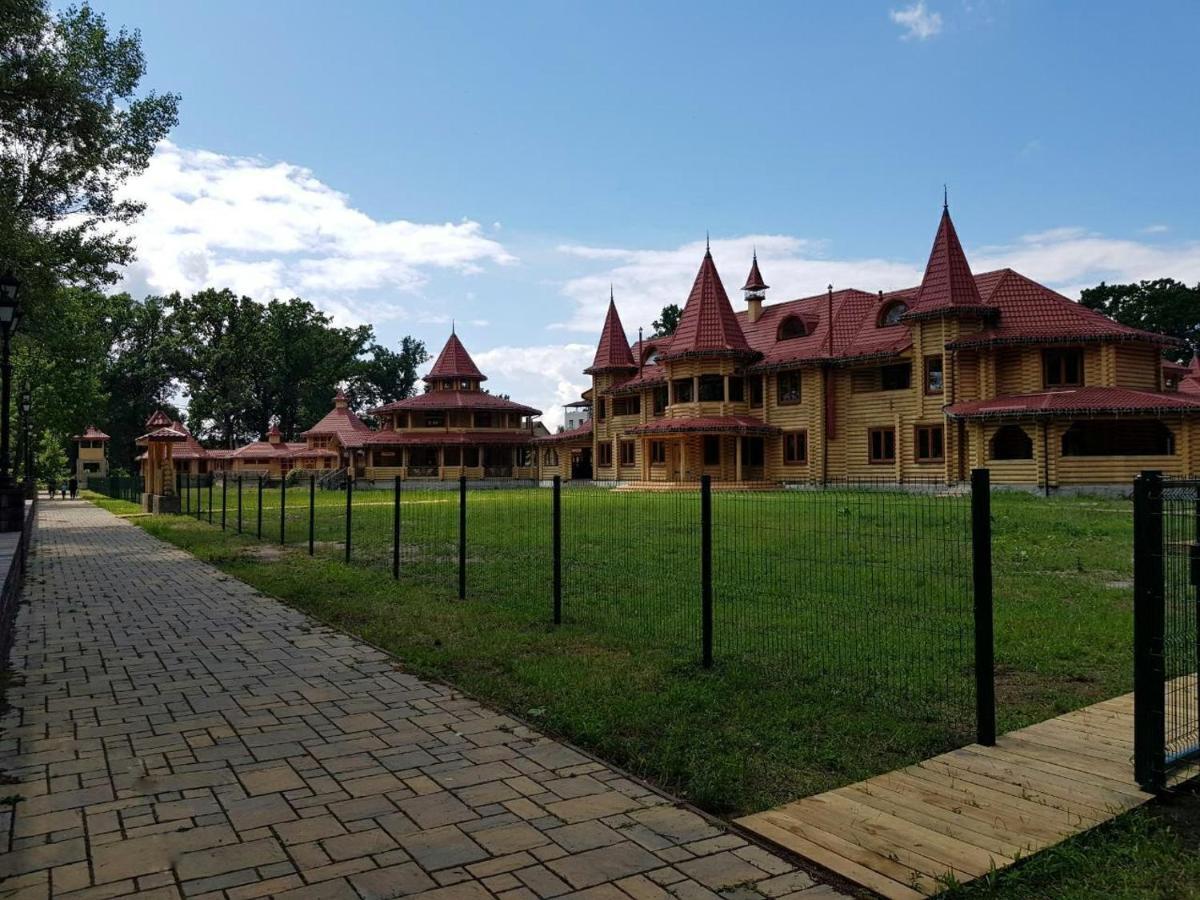 Загородный Комплекс Fort Pirnov Park Pirnove Bagian luar foto