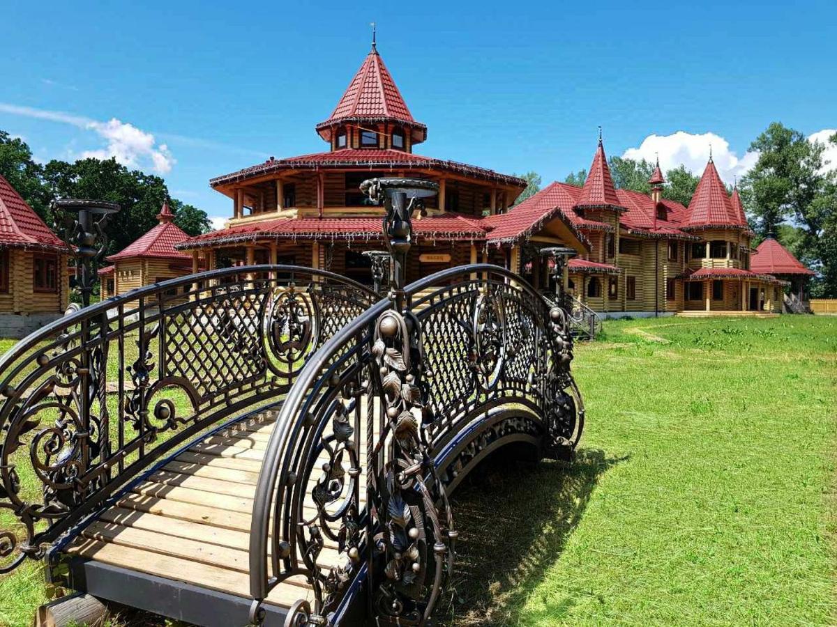 Загородный Комплекс Fort Pirnov Park Pirnove Bagian luar foto